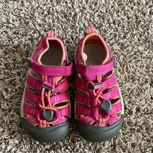 Keens Girls Newport Pink Waterproof Hiking Sandals Size 9